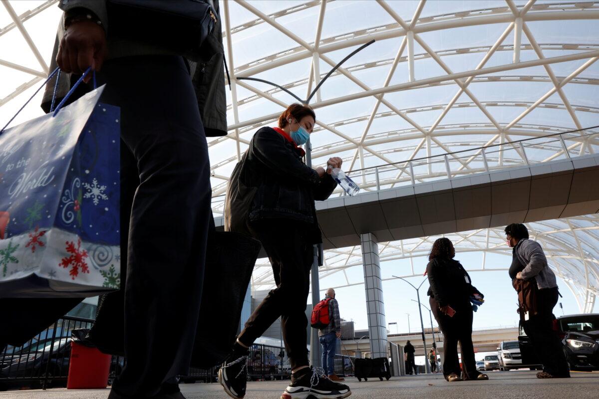 Travelers depart Hartsfield-Jackson Atlanta International Airport ahead of the Thanksgiving holiday during the COVID-19 pandemic in Atlanta, Ga., on Nov. 23, 2020. (Chris Aluka Berry/Reuters)