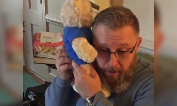 Dad Hears Late Son’s Heartbeat in Teddy Bear, Gift From Transplant Recipient