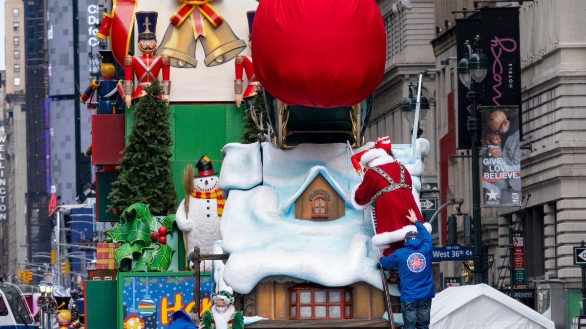 The characters Santa Claus and Mrs. Claus are helped from their float at the end of the modified Macy's Thanksgiving Day Parade in New York City, on Nov. 26, 2020. (Craig Ruttle/AP Photo)