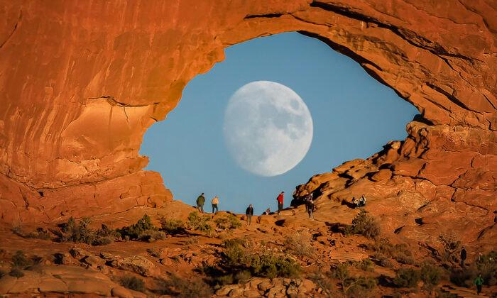 Photographer Captures Stunning Images of Full Moon ‘Eye’ Through Red Rock Arch