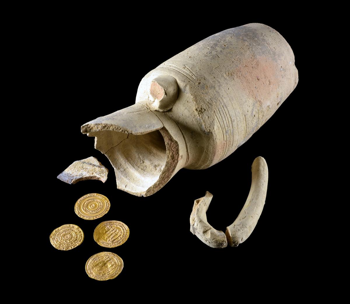 The juglet and the gold coins. (Photo: Dafna Gazit, <a href="http://www.antiquities.org.il/">Israel Antiquities Authority</a>)