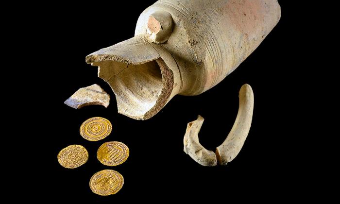 Archeologists in Jerusalem Unearth Pottery Juglet Containing 1,000-Year-Old Gold Coins