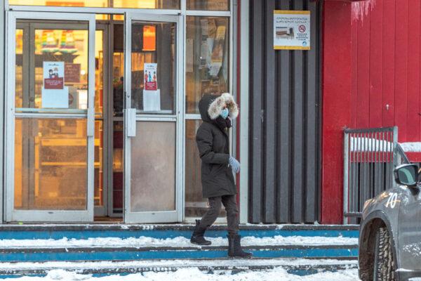 A woman wearing a mask to help slow the spread of coronavirus disease (COVID-19) leaves a grocery store as the territory of Nunavut enters a two week mandatory restriction period in Iqaluit, Nunavut, Canada November 18, 2020. (Reuters/Natalie Maerzluft/File Photo)
