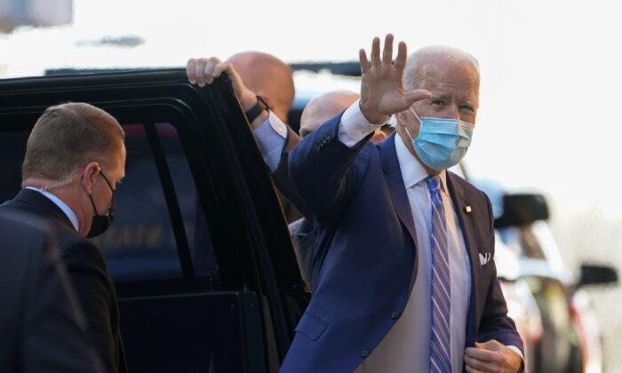 Biden Appears Without Walking Boot 9 Days After Fracturing Foot