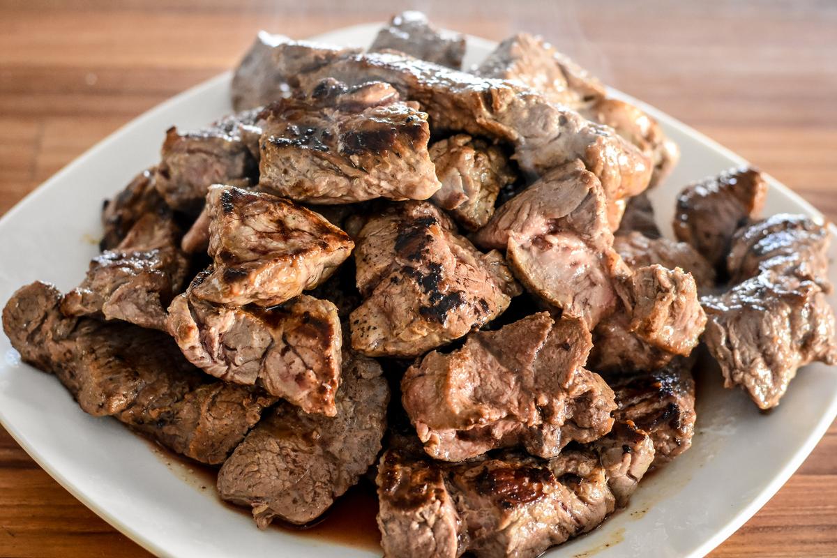  Transfer the browned beef to a separate bowl. (Audrey Le Goff)