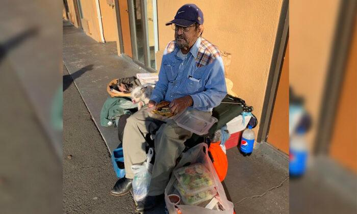 Homeless Veteran Stranded in Strange Town After Getting Scammed–Until Local Police Lend a Hand