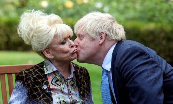 Britain's Prime Minister Boris Johnson kisses television actor Barbara Windsor during a meeting in London, on Sept. 2, 2019. (Simon Dawson/Pool/Reuters)