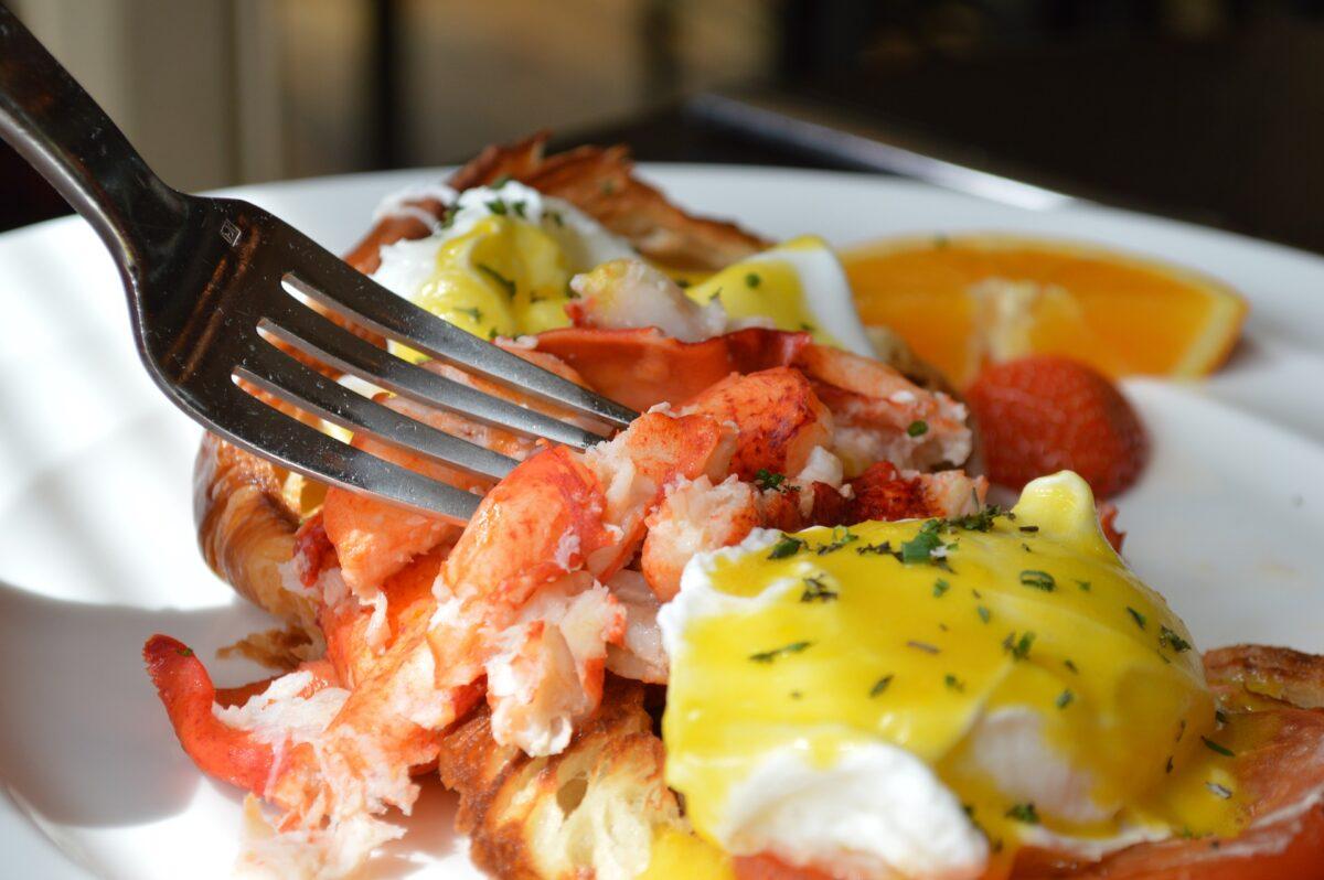 Lobster benedict brunch. (Pixabay)