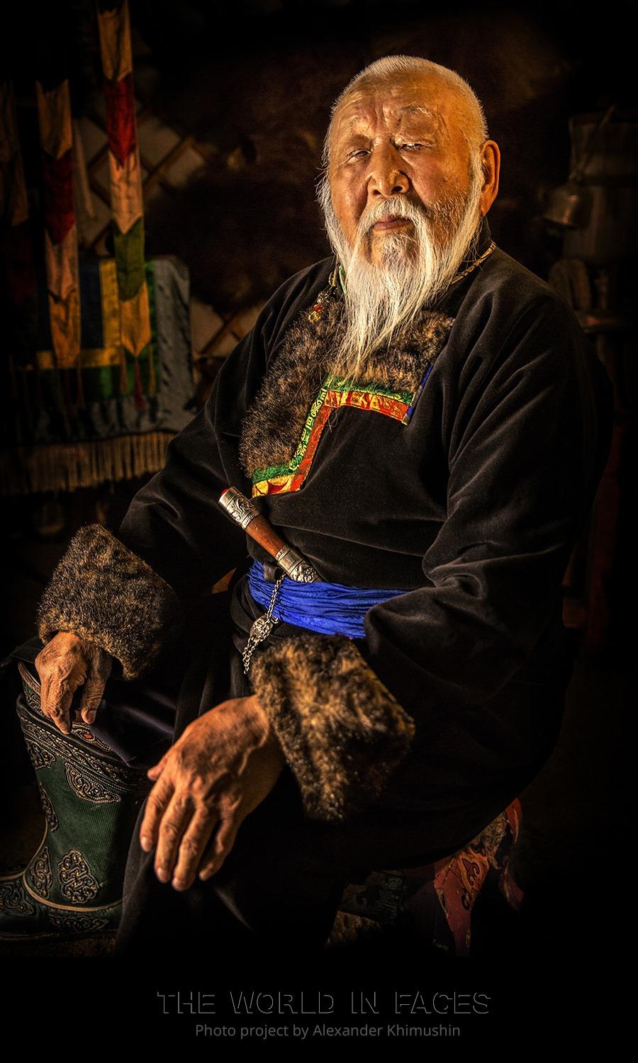 A portrait of Dorji Doctor in the small village of Uluus Khara Shibir' in Zaigraevsky Aimag, Buryatia Republic (© <a href="https://www.facebook.com/xperimenter">Alexander Khimushin</a> / The World In Faces)