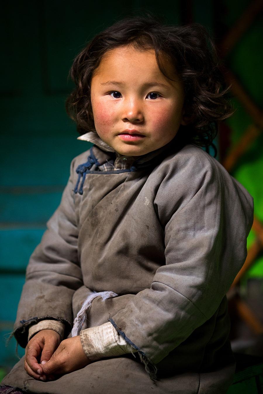 A portrait of a beautiful little Zakhchin girl "literally in the middle of nowhere in western Mongolia" (© <a href="https://www.facebook.com/xperimenter">Alexander Khimushin</a> / The World In Faces)