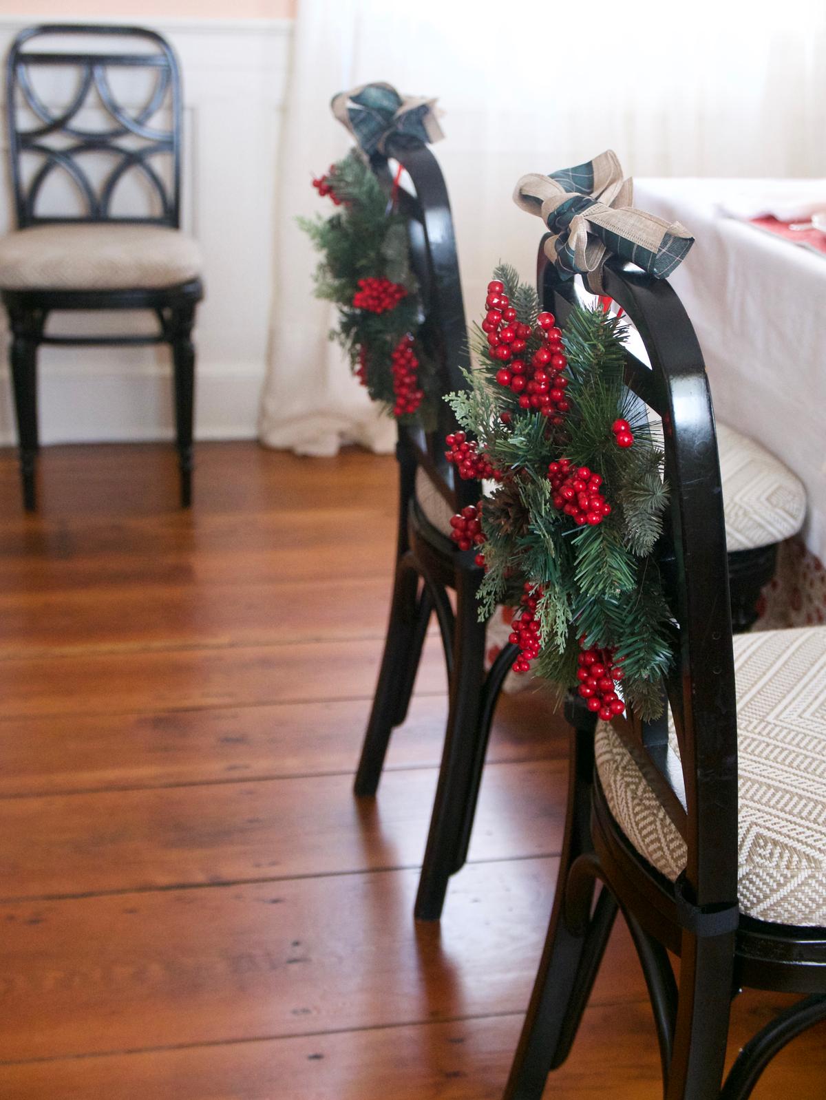 A wreath hung on each chair. (Victoria de la Maza)