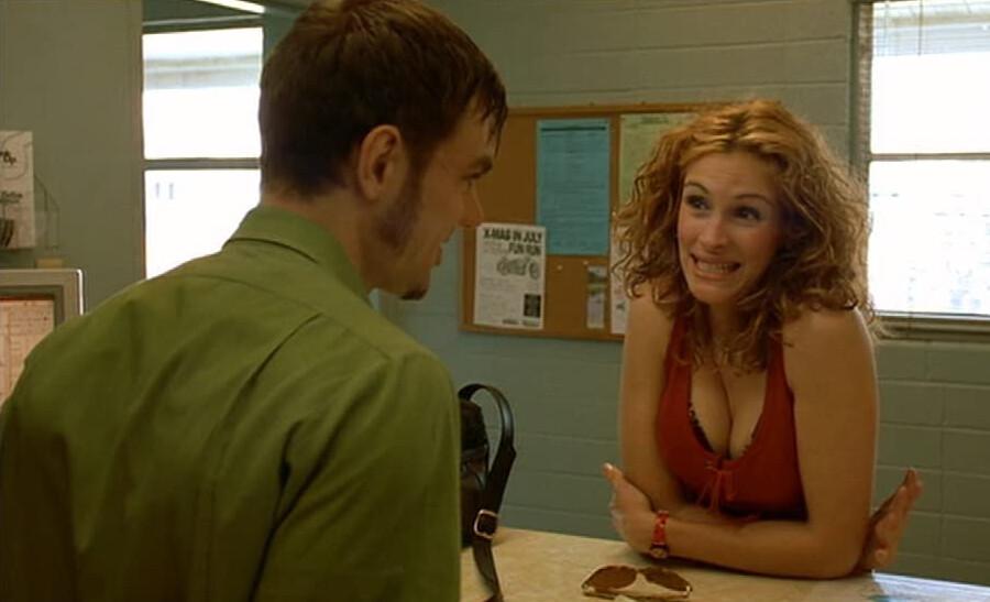 Scott (Jamie Harrold), a county water board clerk, and Erin Brockovich (Julia Roberts) in “Erin Brockovich.” (Universal Pictures)