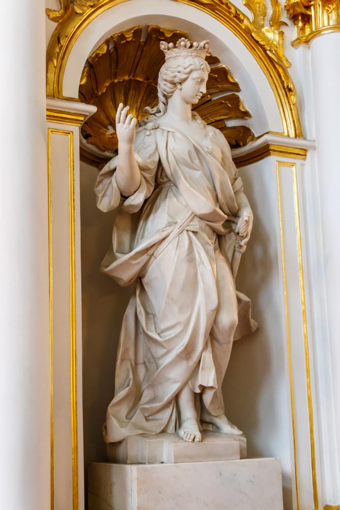 A marble statue in an alcove on the Jordan Staircase. (Olha Solodenko/Shutterstock.com)