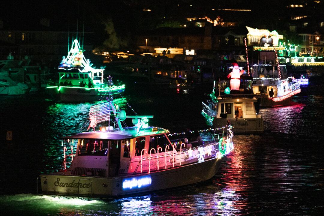 Newport Beach Holds ‘Unofficial’ Christmas Boat Parade