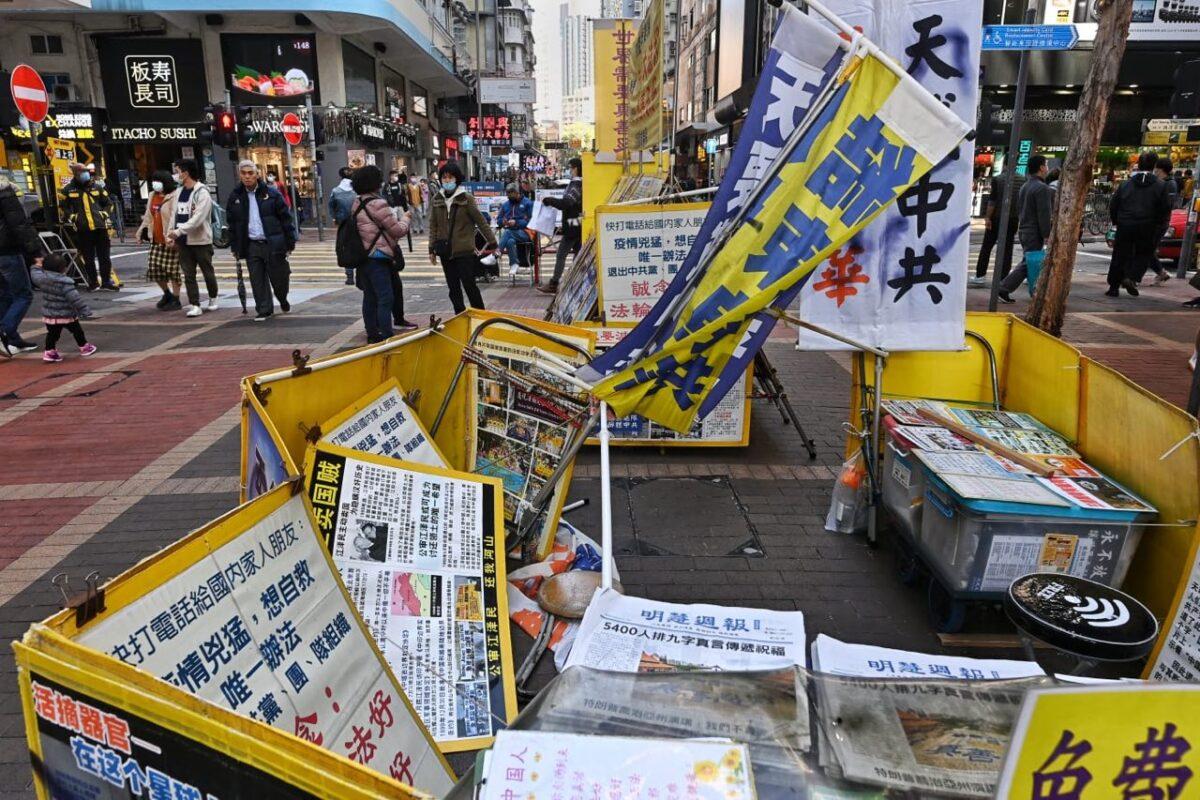 A Falun Gong information booth is vandalized in Mong Kok in Hong Kong on Dec. 20, 2020. (Song Bilung/The Epoch Times)