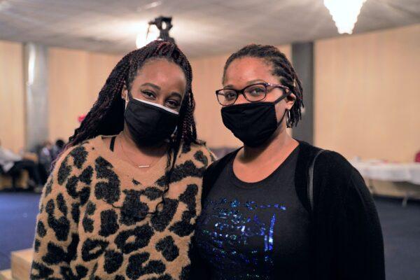 Asha Nichols (L) and her sister, Zochil Washington, help out at Ruby's Roses in Chicago, on Dec. 19, 2020. (Cara Ding/The Epoch Times)