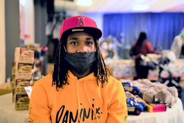 Lester Bradford volunteers at the Ruby's Roses charity event at Lively Stone Missionary Baptist Church in Chicago on Dec. 19, 2020. (Cara Ding/The Epoch Times)