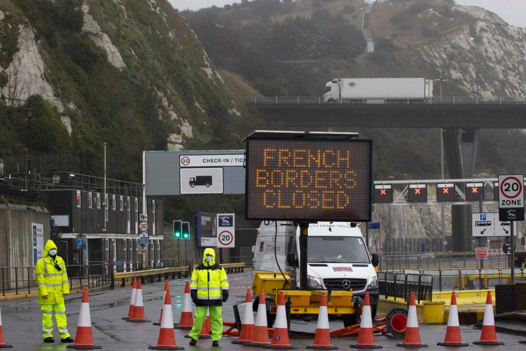 UK, France to Resolve Lorry Queue Caused by Virus Panic: Ministers