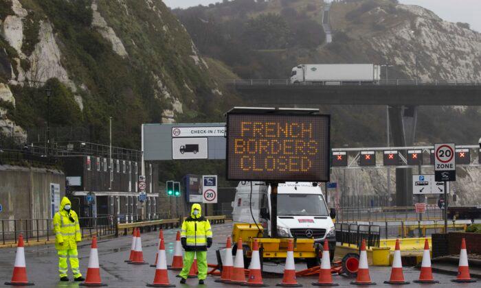 UK, France to Resolve Lorry Queue Caused by Virus Panic: Ministers