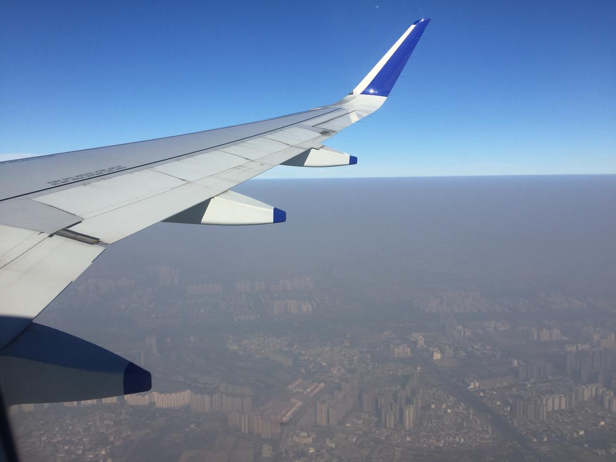 A view of the smog over New Delhi from aboard a flight on Nov. 29, 2020. ( Venus Upadhayaya/Epoch Times)