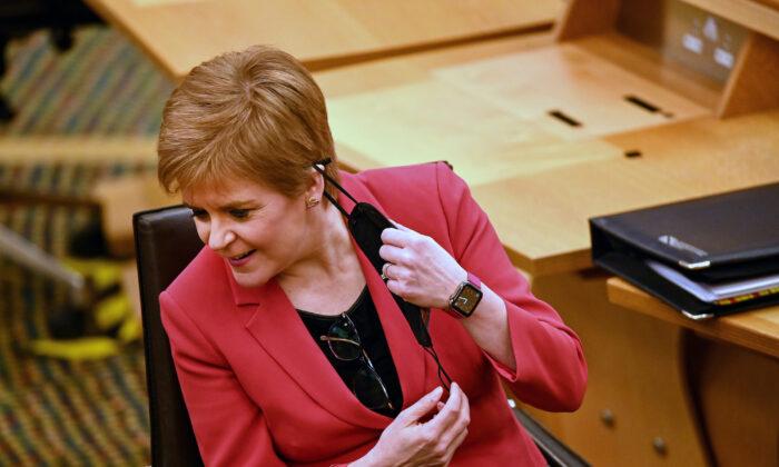 Scotland’s First Minister Apologises for Not Wearing Mask at Wake