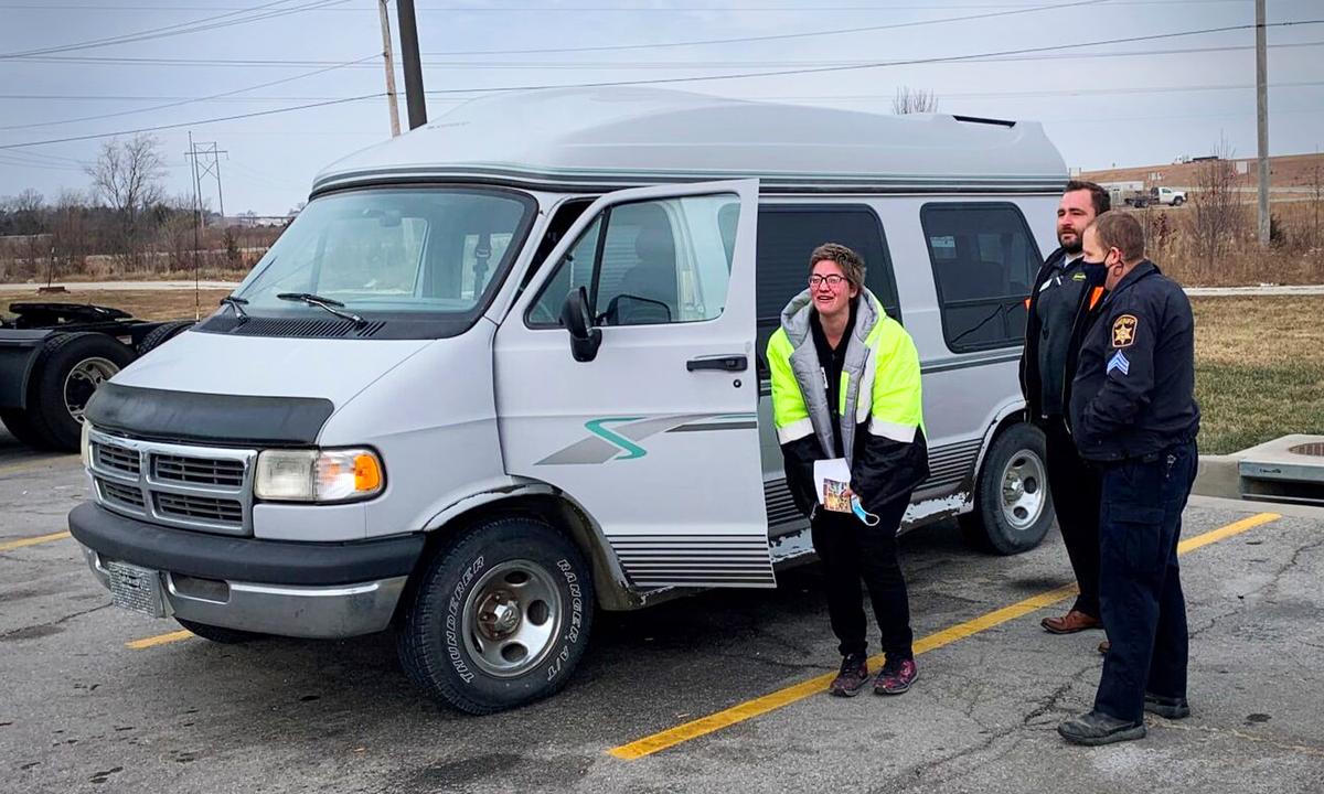 Mom Walks 6 Miles to Work Every Day for Her Kids–Until Sheriff Helps Her Get New Van for Christmas