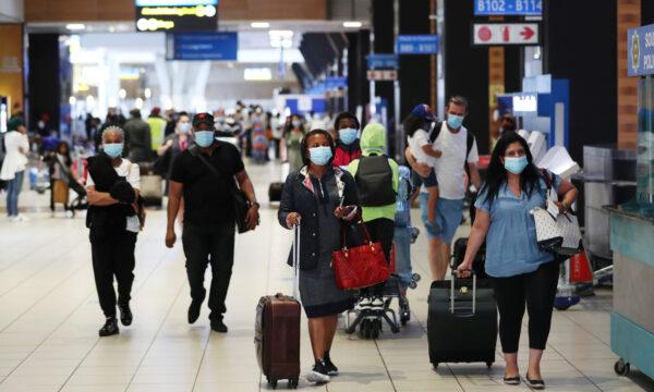 Passengers wearing protective masks walk to the check-in counters at the O.R. Tambo International Airport in Johannesburg, South Africa, on Dec.22, 2020. (Siphiwe Sibeko/Reuters)
