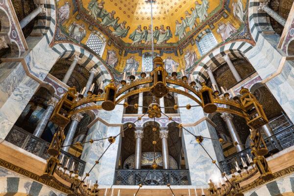 The Palatine Chapel with its eight pillars, arches, and antique marble columns. (Paola Leone/Shutterstock.com)
