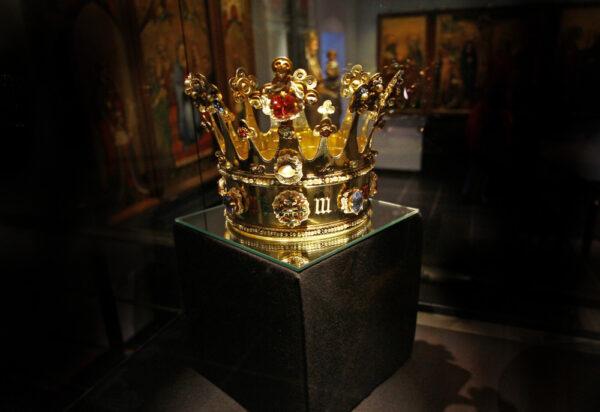 A replica of the golden crown of Margaret of York (1461), Richard III’s sister, decorated with pearls and gems. (Kamienczanka/Shutterstock.com)