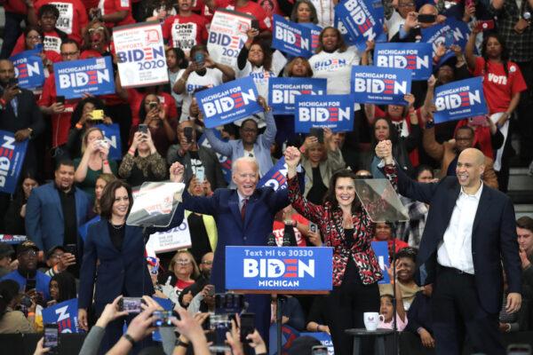 (L) Sen. Kamala Harris (D-Calif.), Democratic presidential nominee Joe Biden (C), Michigan Gov. Gretchen Whitmer (2R), and Sen. Cory Booker (D-N.J.) at a rally in Detroit, on March 9, 2020. (Scott Olson/Getty Images)