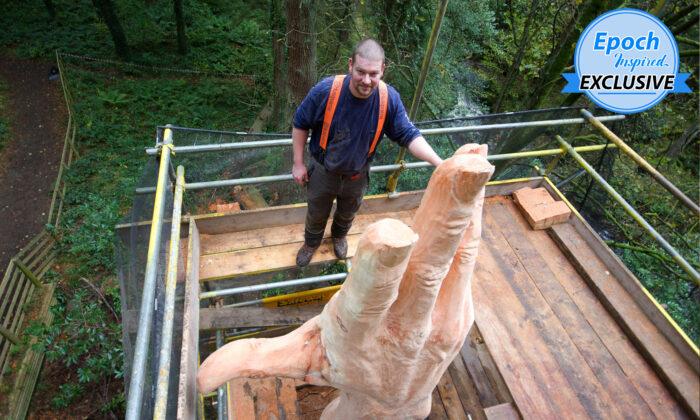 Chainsaw Sculptor Transforms a Storm-Damaged Tree Into a 50ft Hand Instead of Cutting It