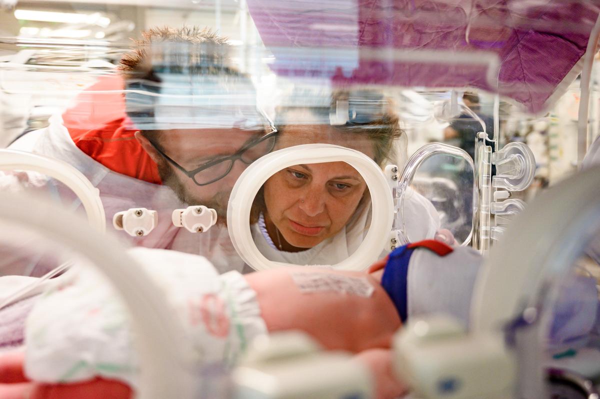 Dinah looking at her daughter Brianna in an incubator. (Caters News)