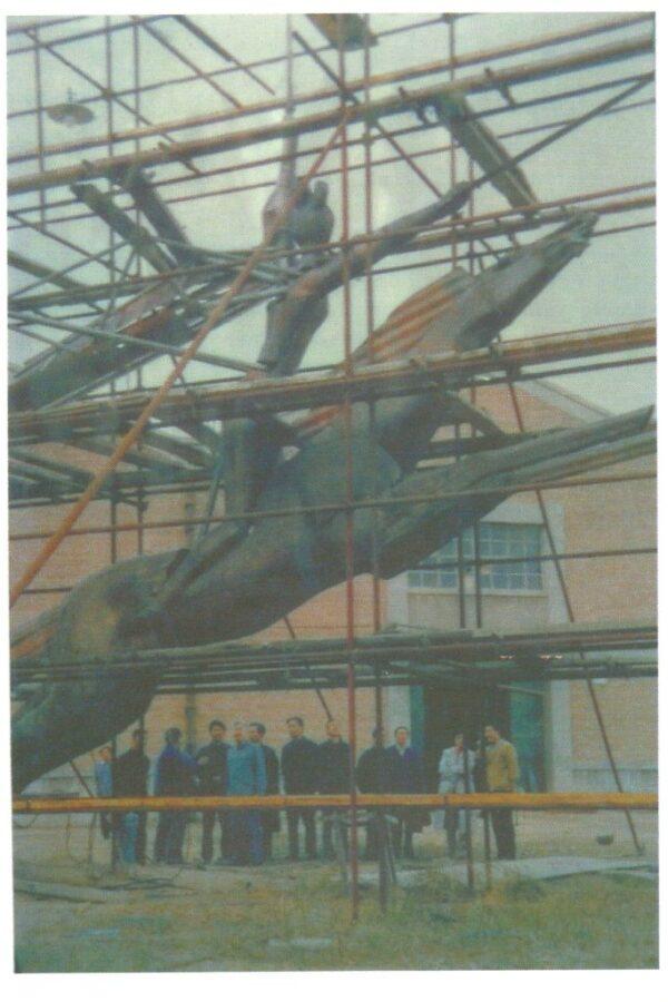 Construction in 1986 of Zhang Kunlun’s “Tang Saier.” (Courtesy of Zhang Kunlun)