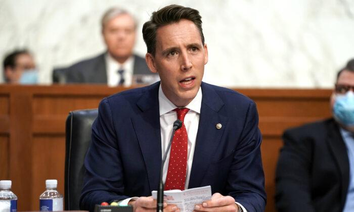 Hawley, Democrats’ Bills Would Ban All Stock Trading by Members of Congress