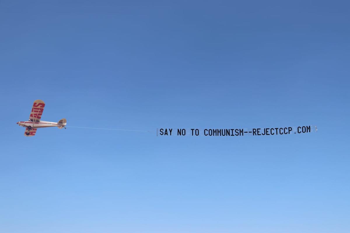 The message of “Say no to communism, RejectCCP.com” flying across the skies of Coogee beach in Western Australia on Dec. 20, 2020. (Courtesy of Brian Collingridge)