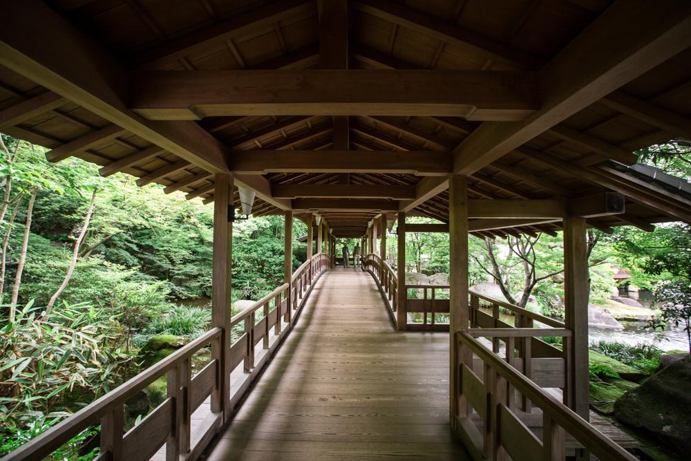 Meandering paths and walkways on the Himeji estate are part of the castle’s elaborate defense system. (Thiti Wongluang/Shutterstock.com)