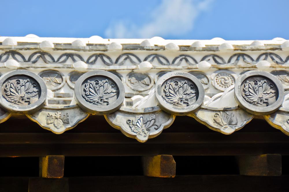 Family crests of the ruling families feature on the roof tiles of Himeji Castle. (artincamera/Shutterstock.com)