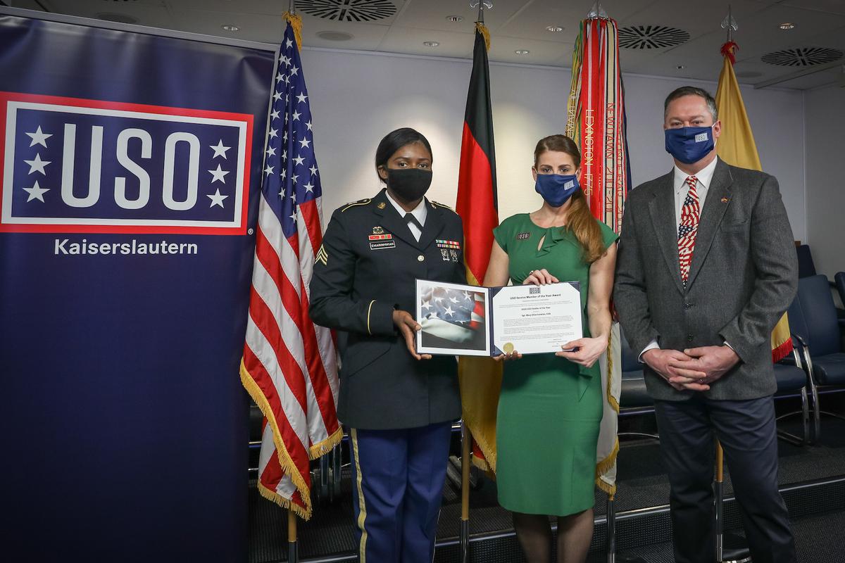 (L–R) U.S. Army Sgt. Mary Ehiarinmwian, USO Area Operations Manager Casey Pizzuto, and USO Area Director Konrad Braun pictured in Kaiserslautern, Germany, on Dec. 15, 2020 (<a href="https://www.dvidshub.net/image/6457625/sgt-mary-ehiarinmwian-2020-uso-soldier-year">Spc. Katelyn Myers</a>/U.S. Army)