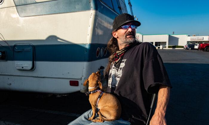 Fullerton, a ‘Haven for RV Parking,’ Struggles With Homelessness