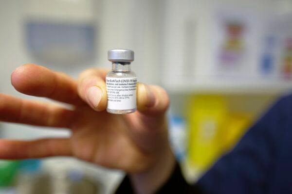 Close up image of the Pfizer-BioNTech COVID-19 vaccination vial at The Falmouth Health Centre during the first phase of COVID-19 vaccinations in Falmouth, England on Dec. 20, 2020. (Hugh Hastings/Getty Images)
