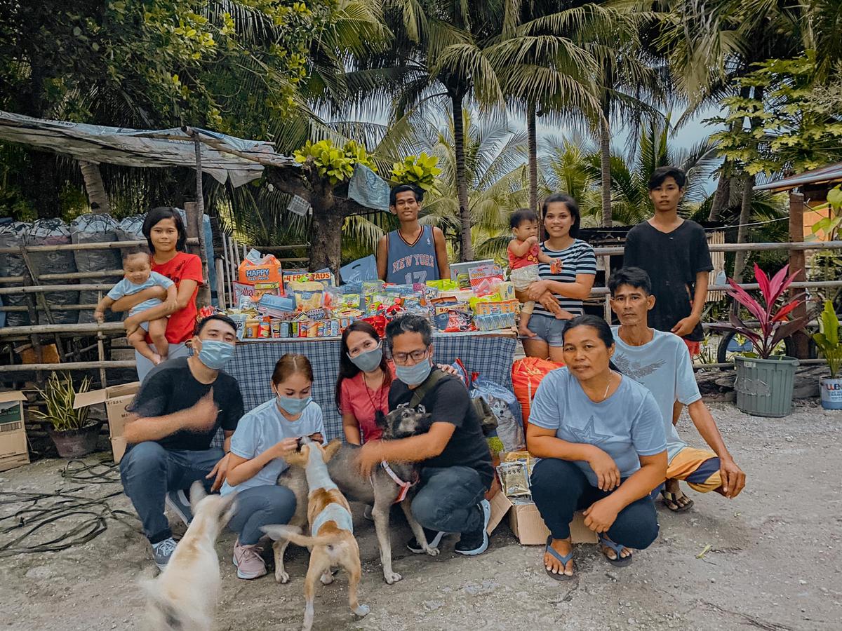 Hope for Strays, in collaboration with @pawssionproject, presenting Blacky's family with a reward for the smart dog's heroism. (Courtesy of <a href="https://www.facebook.com/hopeforstrayscebu/">Hope for Strays</a>)