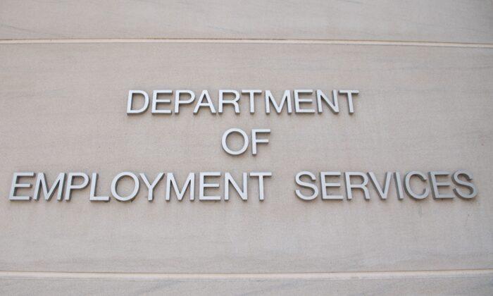 US Unemployment Claims Slip to 787,000