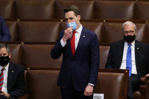  Sen. Josh Hawley (R-Mo.) signs on to the Pennsylvania objection in the House Chamber during a reconvening of a joint session of Congress in Washington on Jan. 6, 2021. (Win McNamee/Getty Images)