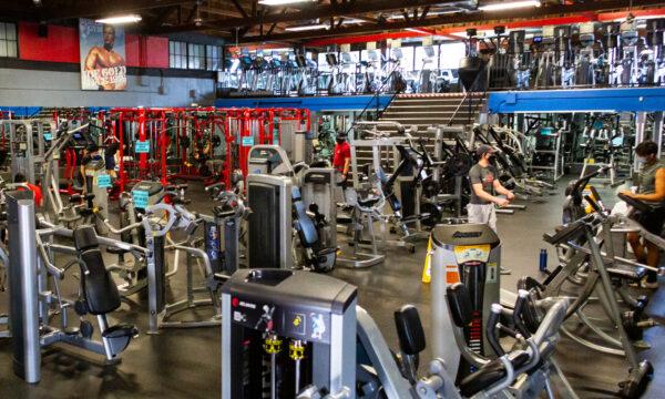Members work out inside the World Gym in Tujunga, Calif., on Jan. 5, 2021. (John Fredricks/The Epoch Times)
