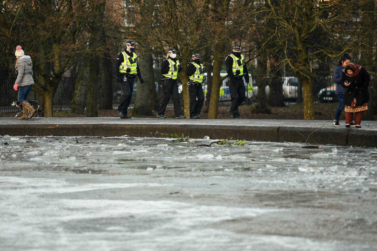 Police urge members of the public to stay off the frozen pond at Queens Park as sub-zero temperatures continue in Glasgow, Scotland, on Jan. 6, 2021. (Jeff J Mitchell/Getty Images)