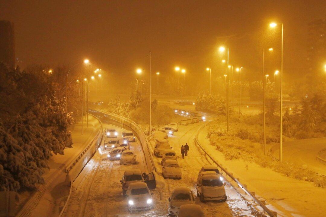 Two Die in Spanish Storm, Troops Deployed to Help Motorists Stranded by Snow