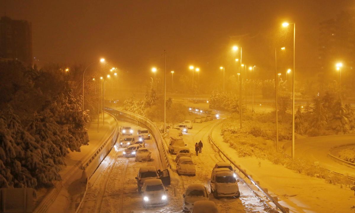 Two Die in Spanish Storm, Troops Deployed to Help Motorists Stranded by Snow