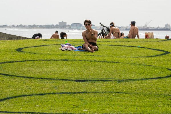 People enjoy the weather at St Kilda beach in Melbourne, Australia on Nov. 27, 2020. (Daniel Pockett/Getty Images)
