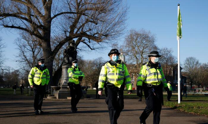 England Lockdown: Video of Arrest for ‘Sitting on Bench’ Was Staged, Say Police