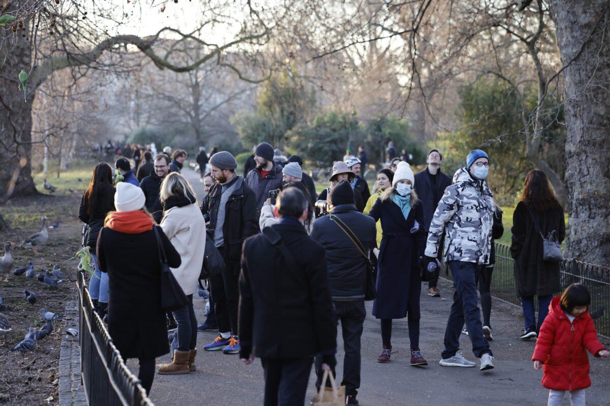 Under Britain's third lockdown in a bid to control surging cases of the CCP virus, people walk in central London on Jan. 9, 2021. (Tolga Akmen/AFP via Getty Images)